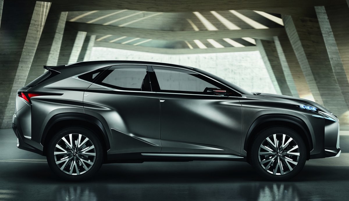 Mẫu LEXUS LF-NX Concept vừa mang phong cách đậm chất thể thao vừa đậm nét thanh lịch với thiết kế kết hợp dựa trên 2 thể loại xe Crossover và Compact SUV, LF-NX nổi bật ở cửa tản nhiệt lớn, 2 dải đèn LED chiếu sáng hình mũi tên cùng chi tiết hốc lốp xe lớn tạo đường nét cơ bắp, lôi cuốn. LF-NX Concept có diện mạo ấn tượng, sắc cạnh và tinh tế hơn những gì thường thấy ở các mẫu thiết kế của Lexus.